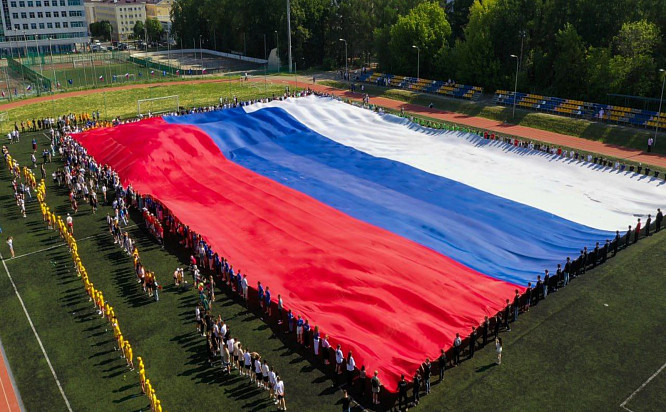 В День России в Чувашии развернули самый большой флаг в стране